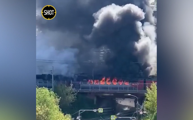 Un treno passeggeri ha preso fuoco vicino a Mosca : video 