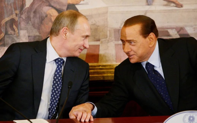 Ha ucciso un cervo e ne ha fatto a pezzi la carcassa: Putin ha fatto a Berlusconi un regalo crudele.