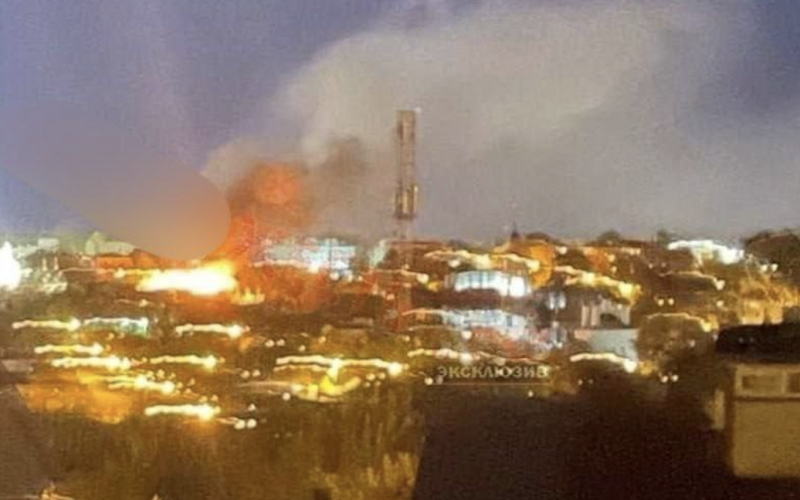 Nella regione di Kaluga, nella Federazione Russa, una raffineria di petrolio è in fiamme dopo un attacco di droni (video)