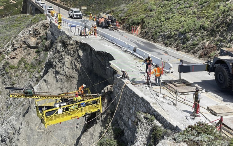 Parte di un'autostrada è crollata in Cina: molte vittime