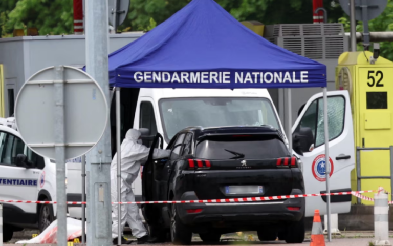 In Francia, ignoti hanno attaccato un furgone nel quale veniva trasportato un prigioniero e hanno ucciso agenti di polizia.