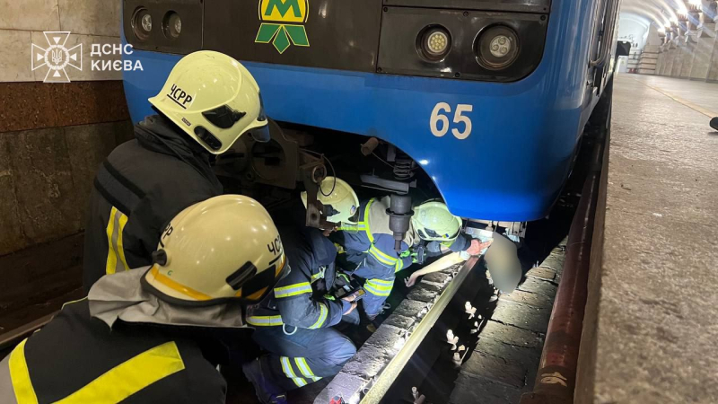 Una persona cade in una stazione della metropolitana a Kiev: una donna è morta, la circolazione dei treni è ripresa