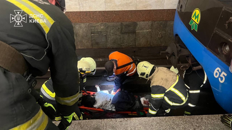 Person caduta alla stazione della metropolitana di Kiev: morta una donna, ripresa la circolazione dei treni