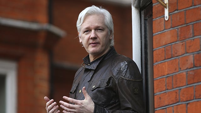 Julian Assange è finalmente libero: chi è e cosa si sa dello “scandalo del secolo” /></p>
<p id=