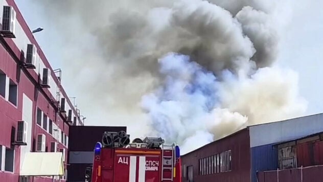 Incendio a Samara: un laboratorio di mobili è in fiamme, testimoni oculari parlano di un attacco di droni