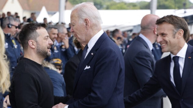 In Normandia, Zelenskyj fu accolto con gioia e il veterano volle persino baciargli la mano