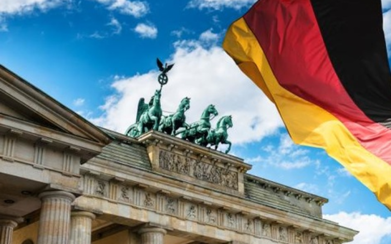 Germania incoraggia chi cerca lavoro: quali vantaggi offre la “mappa delle opportunità”? /></p>
<p><strong>La Germania ha introdotto la cosiddetta “carta opportunità” per attirare nel mercato del lavoro persone in cerca di lavoro provenienti da paesi extra-UE.</strong></p>
<p>In Germania è entrato in vigore un nuovo schema di migrazione che consente a specialisti qualificati provenienti da paesi al di fuori dell'Unione Europea di venire in Germania e cercare lavoro localmente. Per ricevere una “carta opportunità”, gli stranieri devono avere una formazione professionale, esperienza lavorativa e competenze linguistiche adeguate.</p>
<p>Ne scrive Deutsche Welle.</p>
<p>È arrivata la decisione sulle modifiche alle regole sulla migrazione vigore dal 1° giugno 2024. Il nuovo sistema di visti fa parte di modifiche legislative volte a migliorare il mercato del lavoro e a ridurre la grave carenza di manodopera qualificata in Germania.</p>
<p>“Faremo in modo che i colletti blu e i lavoratori qualificati di cui la nostra economia ha disperatamente bisogno per anni possano arrivare nel nostro Paese”, ha detto sabato il ministro degli Interni Nancy Feiser.</p>
<h2>Cosa suggerisce la mappa delle opportunità “</h2>
<p>Gli stranieri provenienti da paesi terzi possono ora richiedere una Chancenkarte (“carta opportunità”) se hanno il livello di istruzione adeguato: almeno due anni di formazione professionale o un diploma universitario rilasciato dal governo del paese in cui si trova l'istituto di istruzione. </p>
<p>La seconda condizione importante è la conoscenza della lingua: tedesco o inglese.</p>
<p>Dopo aver presentato la domanda, le persone in cerca di lavoro verranno valutate secondo un sistema di criteri, tra cui:< /p> </p>
<p>L'idoneità alla partecipazione al programma sarà concessa ai candidati che ricevono almeno sei punti.</p>
<p>Coloro che ricevono la Chancenkarte potranno entrare in Germania e cercare un lavoro permanente per un anno. Durante questo periodo, gli stranieri hanno anche il diritto di intraprendere un lavoro temporaneo o di prova con lavoro part-time fino a 20 ore settimanali.</p>
<p>Il nuovo programma visti rende più facile per gli stranieri trovare lavoro in Germania . Prima dell'introduzione della “carta opportunità”, era necessario fornire al servizio di migrazione un contratto con un'azienda datrice di lavoro tedesca prima di ottenere il permesso di entrare nel paese.</p>
<p>Vorremmo ricordarvi che nel il prossimo anno accademico, l'ucraino sarà offerto come seconda lingua straniera da studiare nelle scuole dello stato federale dell'Assia in Germania.</p>
<h4>Argomenti correlati:</h4>
<p>Altre notizie</p>
<!-- AddThis Advanced Settings above via filter on the_content --><!-- AddThis Advanced Settings below via filter on the_content --><!-- AddThis Advanced Settings generic via filter on the_content --><!-- AddThis Related Posts below via filter on the_content --><div class=