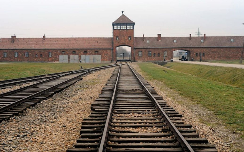 Tedesco gli scolari si sono disonorati ad Auschwitz: cosa c'entra Hitler ad Auschwitz.</p>
<p>Lo riporta la Bild.</p>
<p>Un gruppo di studenti della scuola omonima. Einstein nella città di Latzen fu portato in Polonia per visitare il memoriale nel sito del campo di concentramento di Auschwitz-Birkenau. Cinque scolari di 17 anni hanno organizzato una festa con alcol in un hotel di Cracovia, hanno riprodotto registrazioni dei discorsi di Adolf Hitler e hanno fatto le congratulazioni naziste con le loro mani. Hanno pubblicato la registrazione della bevuta su Snapchat, riferisce il quotidiano Hannoversche Allgemeine Zeitung.</p>
<p>Lo scandalo è diventato noto dopo il ritorno dalla Polonia. Tutti e cinque sono stati sospesi e denunciati alla polizia. Si è svolto un incontro educativo, dove i cinque hanno chiesto scusa agli insegnanti, ai genitori e ai compagni di classe. Gli autori del reato sono stati incaricati di preparare un ampio rapporto sull'era del nazionalsocialismo.</p>
<p><strong>Ricordiamo</strong>, la rete è stata indignata dalla fotografia di una donna sullo sfondo del campo di concentramento di Auschwitz .</p>
<h4>Argomenti simili:</h4>
<p> Altre notizie</p>
<!-- AddThis Advanced Settings above via filter on the_content --><!-- AddThis Advanced Settings below via filter on the_content --><!-- AddThis Advanced Settings generic via filter on the_content --><!-- AddThis Related Posts below via filter on the_content --><div class=