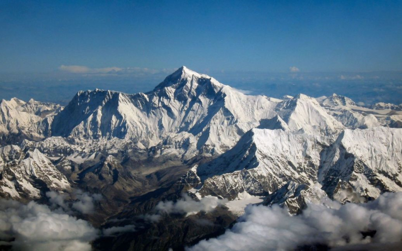 Quattro corpi, uno scheletro e 11 tonnellate di spazzatura sono stati rimossi dall'Everest