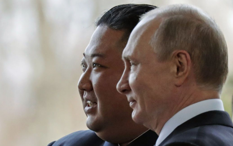 Cooperazione Russia e Corea del Nord: può l’Occidente fermare tutto ciò? /></p>
<p><strong>La Corea del Nord continua ad aumentare la cooperazione militare con la Russia. Ciò è dimostrato dalla visita di Putin a Pyongyang, che avrà luogo il 18 e 19 giugno.</strong></p>
<p>Gli Stati Uniti hanno espresso preoccupazione per l'approfondimento delle relazioni tra Russia e RPDC. Il capo del Centro per gli studi giuridici militari, Alexander Musienko, ha parlato di come gli Stati Uniti potrebbero impedire un riavvicinamento tra Putin e Kim Jong-un.</p>
<p>Lo ha detto in un commento a Channel 24.</p>
<p>Lo ha detto in un commento a Channel 24.</p>
<p> p> </p>
<p>Secondo lui è difficile per Washington impedire una cooperazione sempre più approfondita tra Pyongyang e Mosca. Un tempo, gli Stati Uniti non sono riusciti a impedire la comparsa di armi nucleari nella RPDC.</p>
<p>“E vogliamo che impediscano questo riavvicinamento. In effetti, gli Stati Uniti non hanno molti strumenti. Sanzioni e Le pressioni non hanno funzionato e non funzioneranno. È impossibile effettuare un'operazione militare, almeno adesso”, ha spiegato.</p>
<p>Una possibile via d'uscita dalla situazione, secondo Musienko, è provare a farlo. raggiungere un accordo con la Cina in modo che possa esercitare pressioni sulla Corea del Nord. È possibile trovare vie di comprensione reciproca con la RPDC. In particolare, in materia di revoca delle sanzioni a Pyongyang.</p>
<p>“In questo ambito, l'Occidente deve mostrare flessibilità. I ​​paesi occidentali e persino l'Ucraina possono avanzare proposte, non necessariamente pubbliche, per non continuare a imporre sanzioni contro la Corea del Nord e per revocare quelle esistenti”, ha osservato.</p>
<p> In cambio Pyongyang non fornirà munizioni alla Russia. Perché una delle motivazioni e degli argomenti di Kim Che-un è che il suo Paese è in pessime condizioni economiche, non ha la possibilità di vendere i propri prodotti e sta perdendo mercati internazionali.</p>
<p>“È l'unica via di salvezza è vendere armi alla Russia, ricevendo in cambio denaro, cibo, prodotti agricoli, tecnologia, in particolare per i satelliti. Per cacciare la Russia dalla RPDC è necessario offrire ai coreani condizioni più favorevoli”, afferma Alexander Musienko. </p>
<p>Ricordate, il precedente presidente ucraino Vladimir Zelenskyj ha affermato che l'Iran e la Corea del Nord stanno apertamente fornendo armi alle forze di occupazione russe.</p>
<h4>Argomenti correlati:</h4>
<p>Altre notizie.</p>
<!-- AddThis Advanced Settings above via filter on the_content --><!-- AddThis Advanced Settings below via filter on the_content --><!-- AddThis Advanced Settings generic via filter on the_content --><!-- AddThis Related Posts below via filter on the_content --><div class=