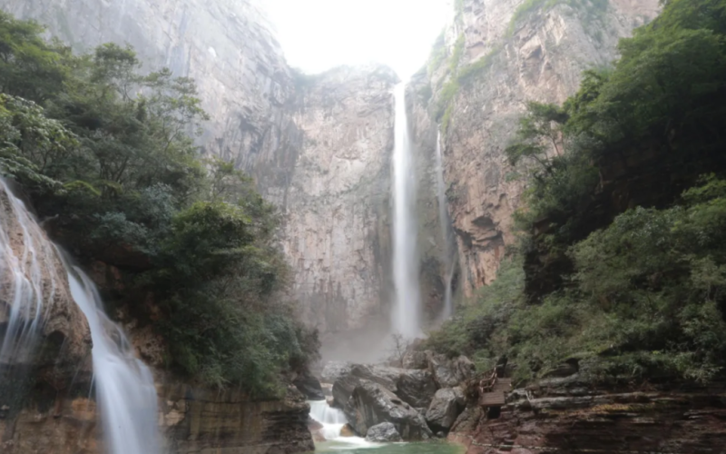 Un turista ha scoperto una truffa con la cascata più alta della Cina: cosa c'è che non va