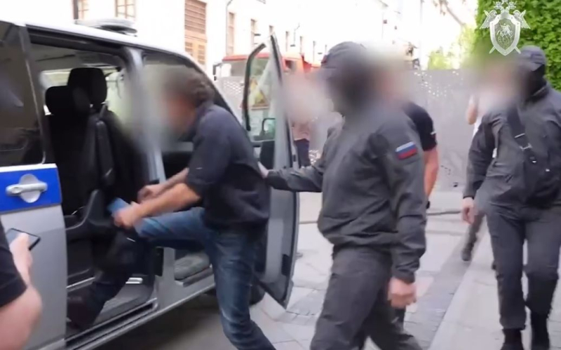Un famoso politologo francese è stato arrestato a Mosca: di cosa è accusato?