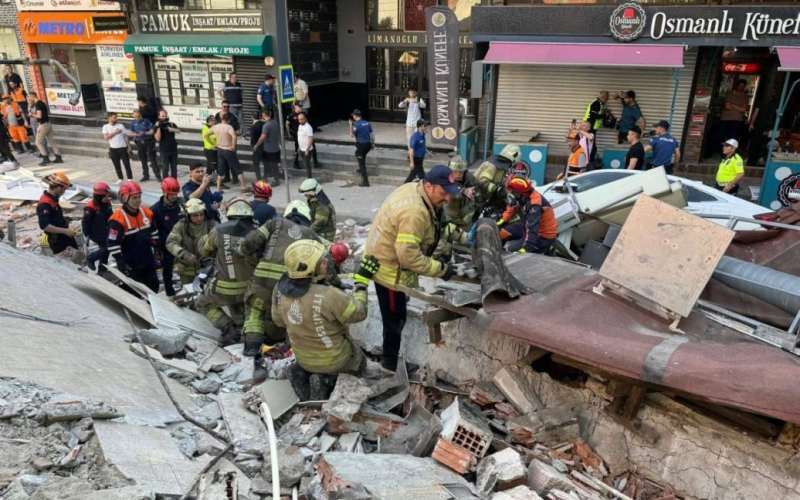 Un edificio residenziale è crollato improvvisamente a Istanbul: il terribile momento è stato ripreso in video