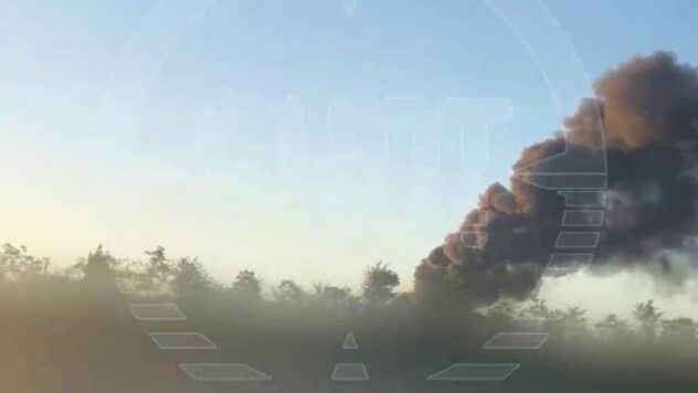 Un deposito petrolifero è in fiamme nella regione di Rostov: una colonna di fumo si è alzata dopo l'esplosione 