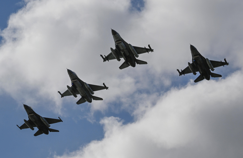 Il Ministero della Difesa romeno ha smentito i falsi russi F-16 in Ucraina