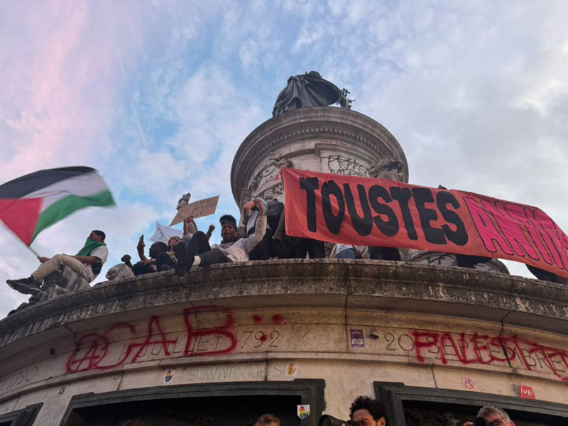 Proteste di massa scoppiate a Parigi dopo il successo del partito di Le Pen