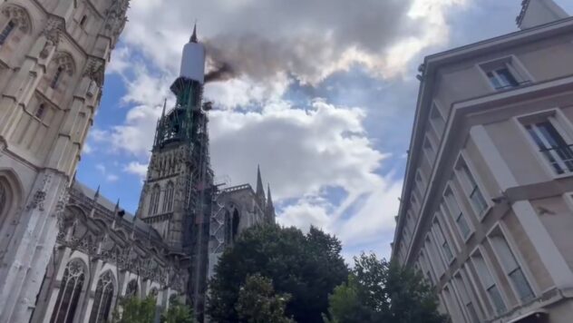 La guglia è in fiamme: la cattedrale di Rouen sta bruciando in Francia