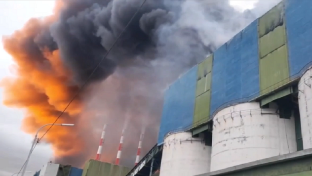 C'è un incendio in un impianto chimico nella regione di Murmansk: fumo nero si alza verso il cielo 