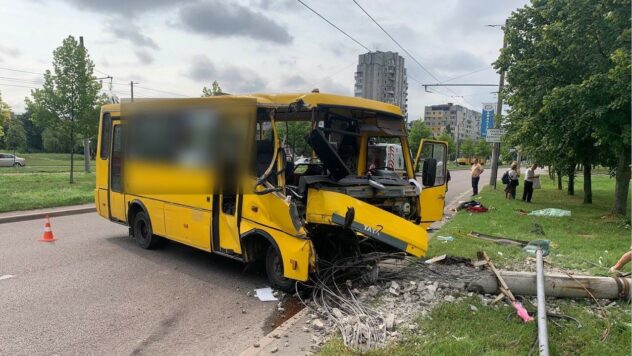 A Leopoli, un minibus con persone è volato contro un palo elettrico - ci sono state vittime