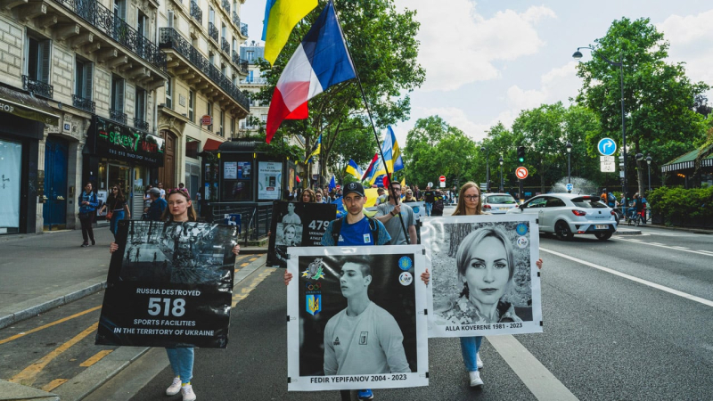Una grande manifestazione si è tenuta a Parigi per onorare la memoria degli atleti ucraini uccisi dalla Russia