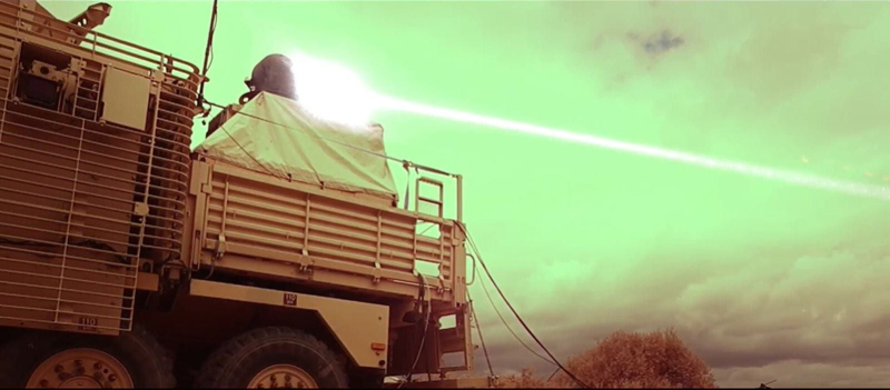 La Gran Bretagna ha testato per la prima volta armi laser contro gli UAV tempo nella storia montata su un veicolo blindato