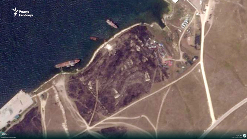 Rimangono tracce dell'incendio: immagini satellitari che mostrano le conseguenze dell'incendio attacco alla base militare russa in Crimea