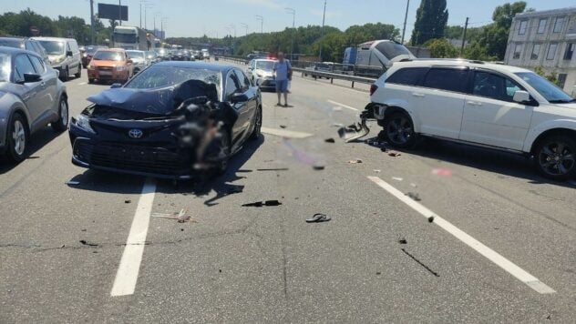 Paraurti rotto: si è verificato un triplo incidente sull'autostrada Stolichnoye a Kiev