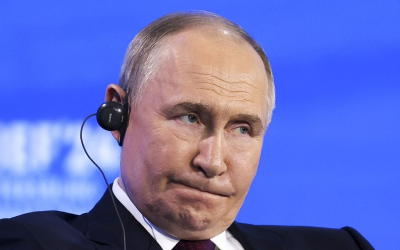 Un russo ha fatto una domanda schietta su Putin in diretta e ha fatto arrabbiare i propagandisti