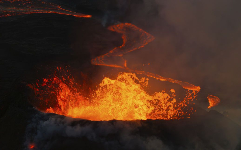 In Italia il vulcano Etna si è risvegliato: una fontana di lava sgorga dal cratere