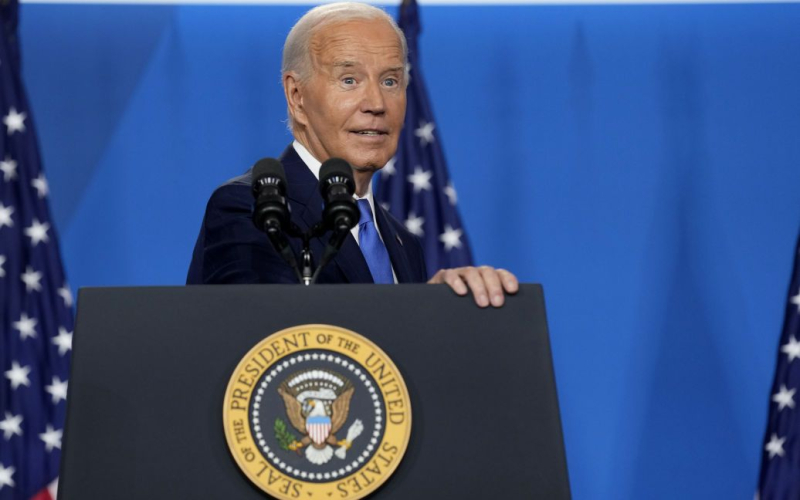 Sostituzione Biden alle elezioni: il presidente Johnson mette in guardia dai problemi