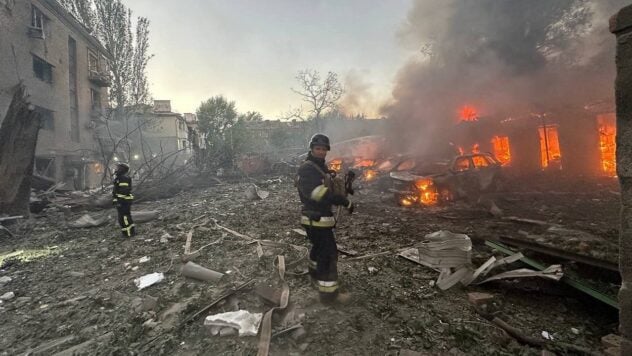 Esplosioni a Zaporozhye al mattino: il nemico ha lanciato un potente attacco aereo, ci sono distruzioni e feriti 