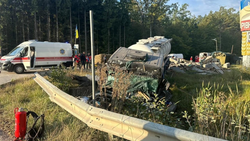  Un poliziotto è morto: un'autocisterna nella regione di Rivne si è schiantata contro un posto di blocco