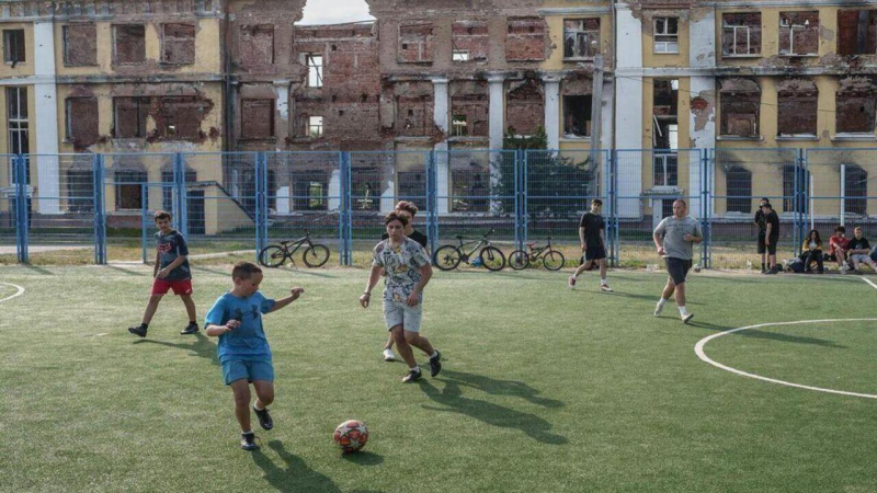 Nuovo anno scolastico in Ucraina: Zelenskyj ha mostrato scatti toccanti di studenti delle scuole