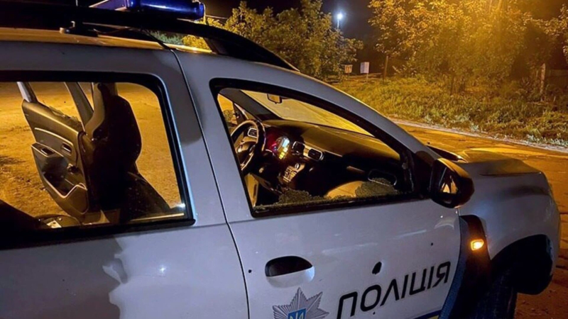 Nella regione di Khmelnitsky, un uomo ha sparato a due auto della polizia: ci sono feriti