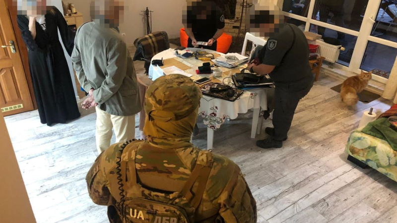 Quasi 150 milioni di perdite di UAH per l'acquisto di abbigliamento per le Forze Armate dell'Ucraina: l'Ufficio investigativo statale ha smascherato il comandante dell'unità