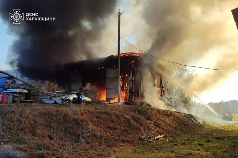 Incendio e feriti: la Federazione Russa ha bombardato una fattoria nella regione di Kharkov con munizioni a grappolo