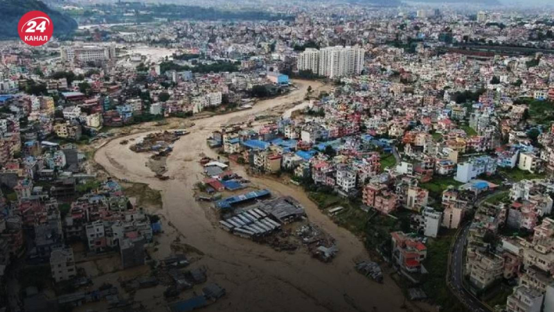 Persone che saltano sui tetti: massicce inondazioni in Nepal ha già causato quasi 150 vittime