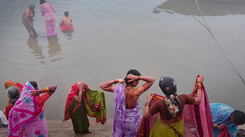 Una festa religiosa è diventata una tragedia: 46 persone sono annegate in India, la maggior parte bambini