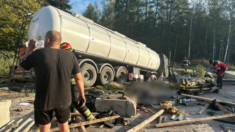 Un poliziotto è morto: un camion cisterna di gas si è schiantato contro un posto di blocco nella regione di Rivne