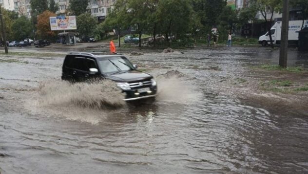 Pioggia a Odessa: la città è allagata, il traffico dei tram è sospeso