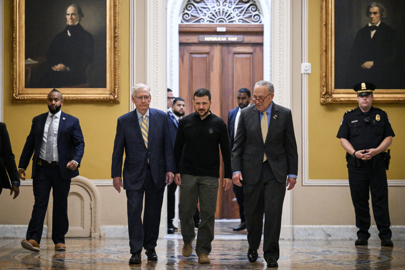 All'incontro con Zelenskyj: i senatori McConnell e Schumer indossavano cravatte blu e gialle