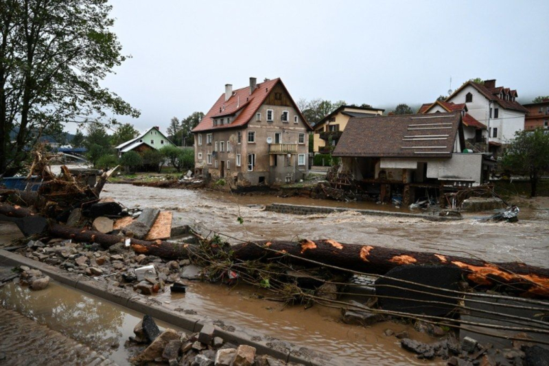 Una famosa città polacca è andata sott'acqua: sono apparse immagini terribili delle conseguenze di un'alluvione su larga scala (foto)