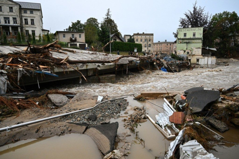 Una famosa città polacca è andata sott'acqua: sono apparse immagini terribili delle conseguenze di un'alluvione su larga scala (foto)