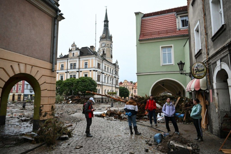 Una famosa città polacca è andata sott'acqua: sono apparse immagini terribili delle conseguenze di un'alluvione su larga scala (foto)