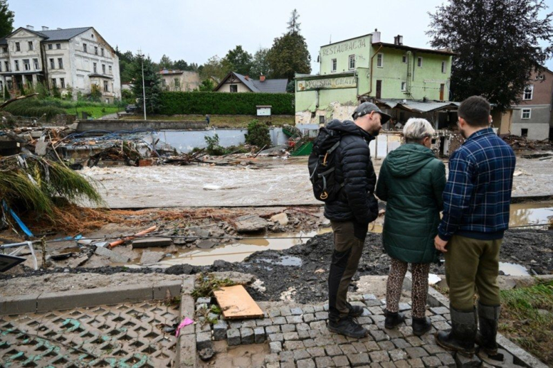 Una famosa città polacca è andata sott'acqua: sono apparse immagini terribili delle conseguenze di un'alluvione su larga scala (foto)