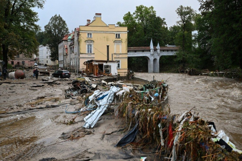 Una famosa città polacca è andata sott'acqua: sono apparse immagini terribili delle conseguenze di un'alluvione su larga scala (foto)