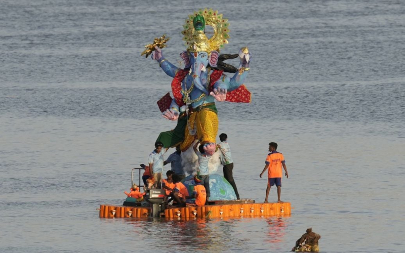 In India, una festa religiosa si è trasformata in una tragedia: più di 40 persone sono annegate.