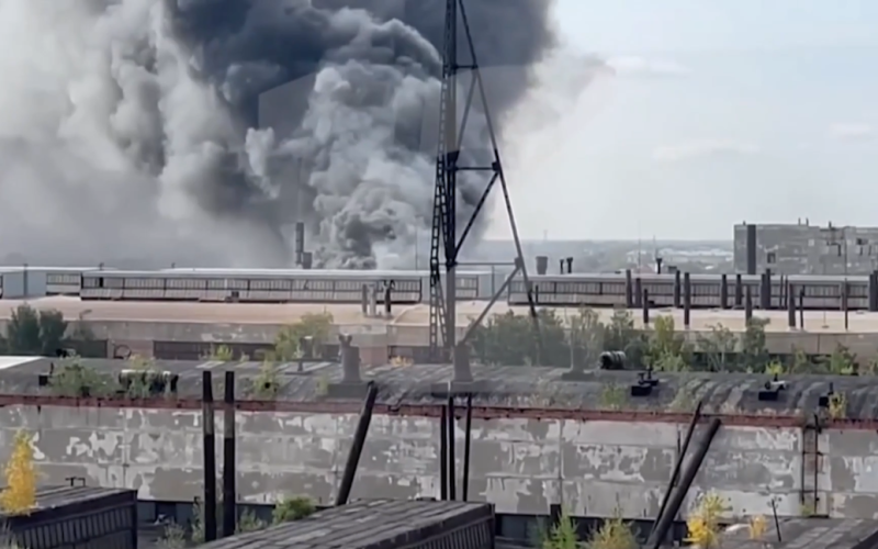 B Uno stabilimento in Russia dove si producono sistemi lanciafiamme ha preso fuoco: video