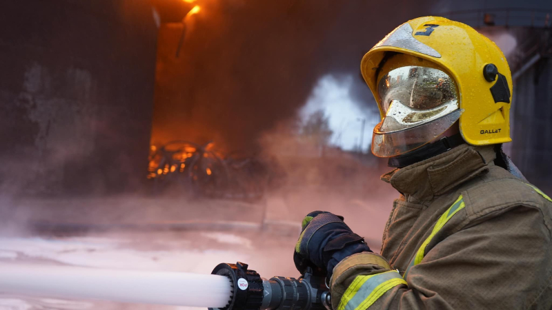 Un incendio è scoppiato in un cantiere navale in Gran Bretagna, dove vengono costruiti sottomarini nucleari