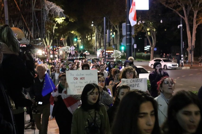 Scegliamo l'Europa, non la Russia: a Tbilisi gli studenti hanno protestato davanti al parlamento